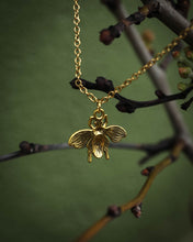 Load image into Gallery viewer, Vintage Gold Bee Necklace, Bee Jewelry, Nature Necklace
